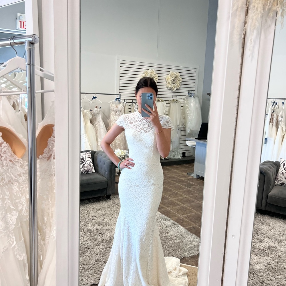 Elegant White Lace Wedding Dress